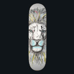 Coole, handgezeichnete Skizze und Aquarellfarben Skateboard<br><div class="desc">Dieses Design repräsentiert eine coole Wasserfarbe und einen gezeichnet Löwen,  graue Farbtöne und eine Touch lebendiger Farben,  eine lustige Illustration für Tierliebhaber,  ideal für jeden Tag Tragekomfort.</div>