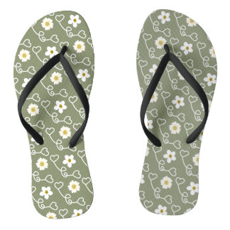 Coole Herzen und weiße Blume auf grünem Hintergrun Flip Flops