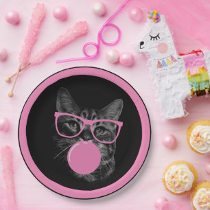 Coole Katze mit rosafarbener Brille und blühendem  Pappteller