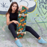 Coole Katzen Farbiges Skateboard<br><div class="desc">Dieses Coole Design mit einem sorgfältig gefertigten, nahtlosen Muster und mehrfarbigen Katzen in Orange-, Gelb-, Rot-, Blau- und Grüntönen mit dunkler Schattierung macht das Skateboard in der Menge auffällig. Personalisieren Sie das Deck mit Ihrem Text, und lass Sie Ihre coole Katzenplatte ist die Sonne auf der Straße. Andere Produkte mit...</div>