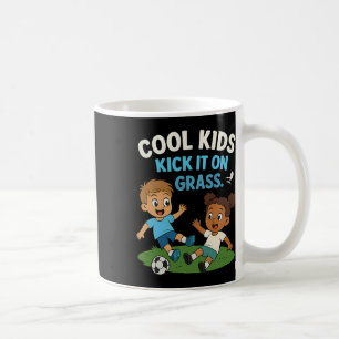 Coole Kids kicken auf Gr Jugendfußball-Grafik Kaffeetasse