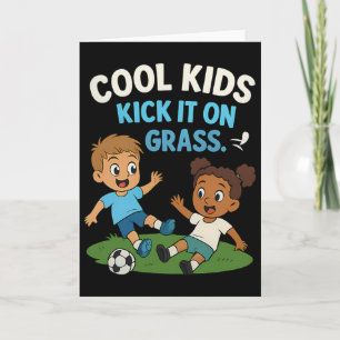 Coole Kids kicken auf gr Jugendfußball-Grafik Karte