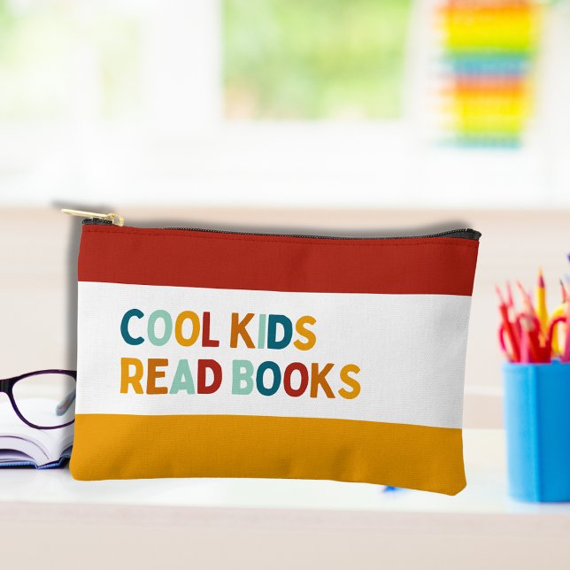 Coole Kinder lesen Bücher, einen Retro-Bleistiftko Zubehörtasche (Retro multi colored pencil case  on a child's study desk with the text Cool kids read books)