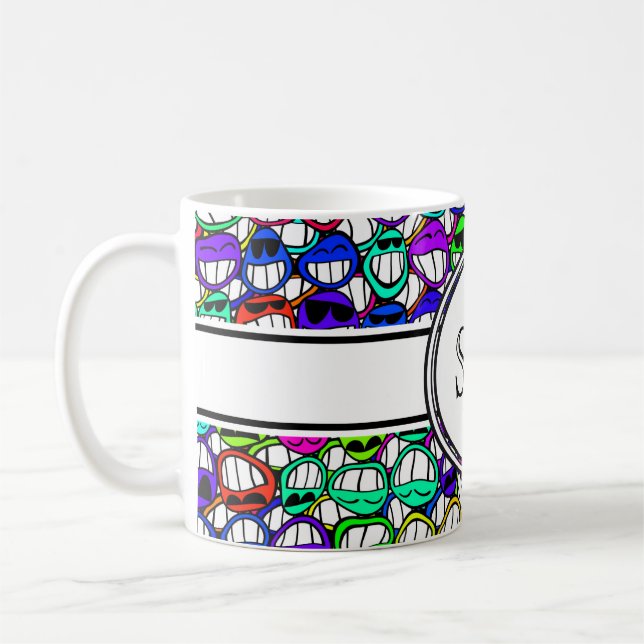 coole lächelnde Gesichter + Monogramm Kaffeetasse (Links)