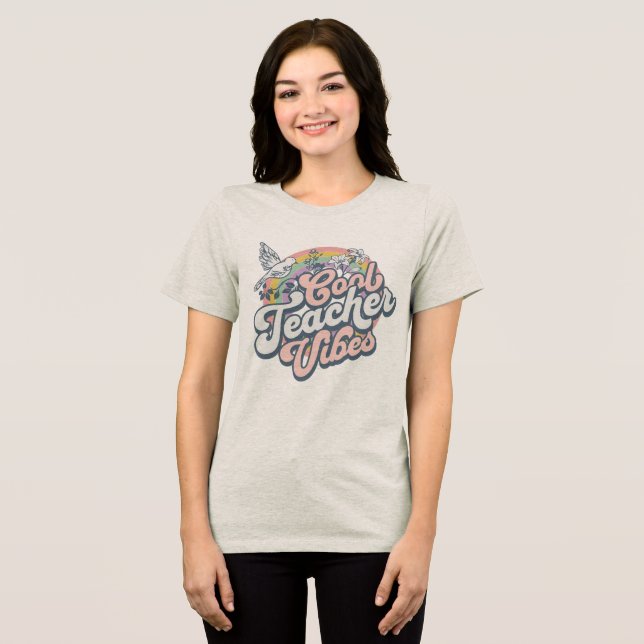 Coole Lehrer Vibes Retro Regenbogen Vogel Tri-Blend Shirt (Vorderseite voll)