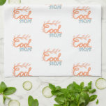 Coole Mama Handschrift Muttertag Geschirrtuch<br><div class="desc">Niedliche Coole Mama Handschrift Pattern Muttertag Küchentuch. Orange und pastellblau Handschrift und zeichn.</div>