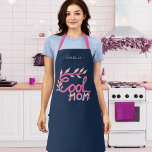 Coole Mama Handschrift Zeichnend Muttertag Schürze<br><div class="desc">Niedlich rosa Coole Mama Handschrift Zeichnend MuttertagsSchürze. Rosa Handschrift und zeichnend auf marineblau Hintergrund. Gutes Geschenk für die beste Mutter zum Muttertag,  Geburtstag oder Weihnachten.</div>