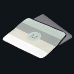 Coole Minimalistische Streifen Muster mit Ihrem Mo Laptopschutzhülle<br><div class="desc">Eine coole und beruhigende Farbpalette aus staubblauen,  mittelgrauen,  braunen Grautönen und Weiß verleiht dieser Computerärmel eine minimalistische Anziehungskraft. Ein passender blauer Rundrahmen umschließt Ihr gewünschtes Monogramm oder einen anderen Text. Bearbeiten Sie das Beispielmonogramm,  das mit Ihrem ersten oder anderen Text angezeigt wird.</div>