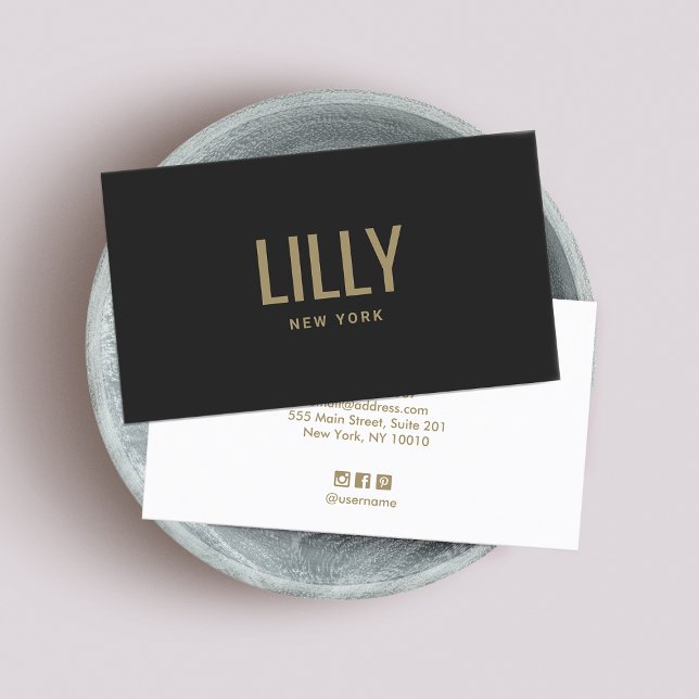 Coole moderne Schwarze-Gold-Typografie Visitenkarte (Von Creator hochgeladen)