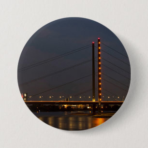 Coole, moderne und städtische Rheinkniebrucke Button