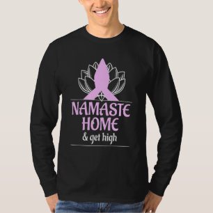 Coole Namaste Zuhause und hohe Medizin Spirituosen T-Shirt