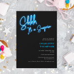 Coole neonblaue Retro-Foto-Überraschung Sweet 16 Einladung<br><div class="desc">Sie ist eine Überraschung! Cooles neonblaues Skript Retro schwarzes Foto Sweet 16 neon Geburtstagseinladung.</div>