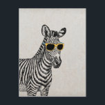 Coole niedliche Zebraskizze mit trendigen Gläsern Postkarte<br><div class="desc">Coole niedliche,  lustige Zebraskizze mit gelben und blauen Retrogläsern,  altgrauem Papierhintergrund. Personalisieren Sie es mit Ihrem Namen Lieblingswort oder Phrase,  indem Sie auf die Schaltfläche Anpassen klicken und Text hinzufügen,  wählen Sie den Schriftart und die Farbe. Bildausdruck</div>