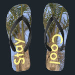Coole Palm Trees Blue Sky Flip Flops bleibe<br><div class="desc">Palm Trees mit einem Hübschen Blue Sky Unisex Flip Flops. Mit der Formulierung in einer sonnigen gelben, Bleibe Cool. Ideal für Sommerspazierwappen für Männer oder Frauen, die den Sommer und den Sand zwischen ihren Zehen Lieben, oder für eine Hochzeit in Urlaubsort am Strand. Mit einem blauen Strap dargestellt. Wählen Sie...</div>