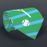 Coole Racquets-Muster - Streifen grün Krawatte<br><div class="desc">Weiße und grüne Streifen Tennisrahmen Muster für ihn | Tennisplatz im Sommer. Geschenk für Tennisspieler, weißes Schläger-Tennis-Spiel auf einem grünen Hintergrund. Personalisiertes Geschenk für einen Tennisspieler. Trendy Tennisspieler Wohngestaltung. Moderne Tennisspielgeschenke. Cooles Retro-Geschenk für Ihren Tennistrainer oder das Tennisteam der Schule! Junge, Männer, Mann, Tennisspieler Krawatte. Tennisspieler Männer klassisches Schlägermuster. Tennisgeschenke...</div>