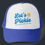 Coole Retro, Pickle Personalisiert Pickleball Truckerkappe<br><div class="desc">Super lustiger Pickleball-Hut mit "Let's Pickle" in einem coolen blauen Schriftart und Ihrem benutzerdefinierten Text. Fügen Sie einen Spielernamen,  einen Pickleball-Clubnamen,  lustiges Sprichwort usw. hinzu. Das ideale Geschenk/Memento für alle Pickleball-Party,  Turniere oder Pickleball-Events. Erhalten Sie passende Hüte für Ihr Team oder Ihren Pickleball-Partner.</div>