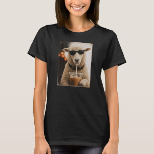 Coole Schafe, die eisgekühlten Kaffee trinken T-Shirt