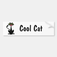Coole schwarze Katze mit großer Rothalsnadel