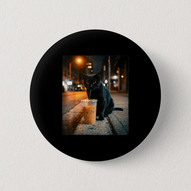 Coole schwarze Katze trinkt eisgekühlten Kaffee, l Button (Vorderseite)