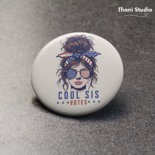 Coole Schwester wählt Vintage zerzauste Frisur Lad Button
