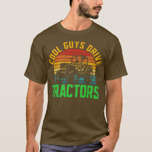 Coole Typ treiben Traktoren mit lustigen Bauern T-Shirt