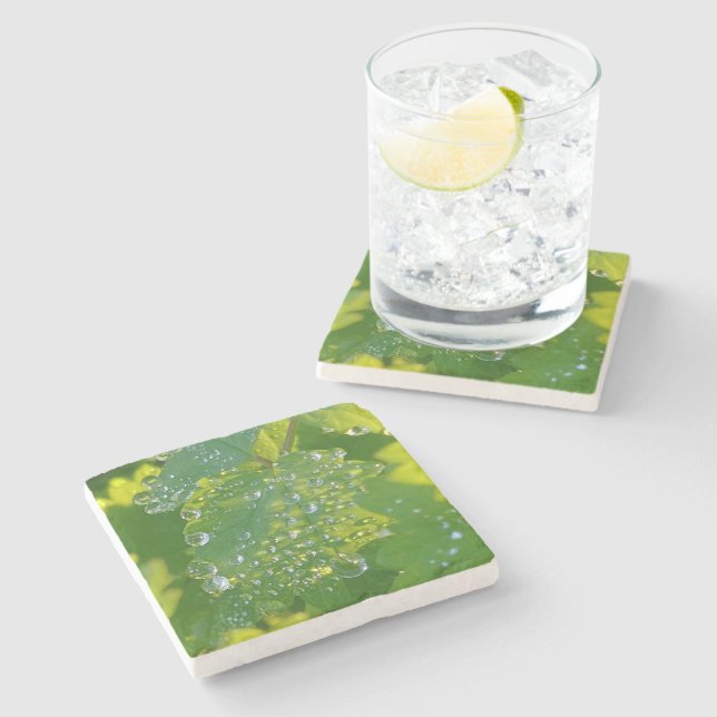 Coole Wassertropfen auf grünem Grund Steinuntersetzer (Seitenansicht)