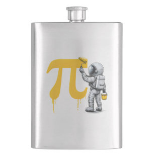 Cooler Astronaut, der das Pi-Symbol malt Pi-Tag Flachmann