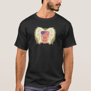 Cooler Baboon, der eine Sonnenbrille mit US-amerik T-Shirt