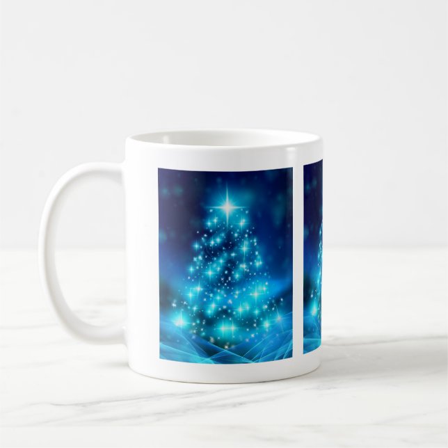 Cooler Blauer Weihnachtsbaum mit glänzenden Lichte Kaffeetasse (Links)