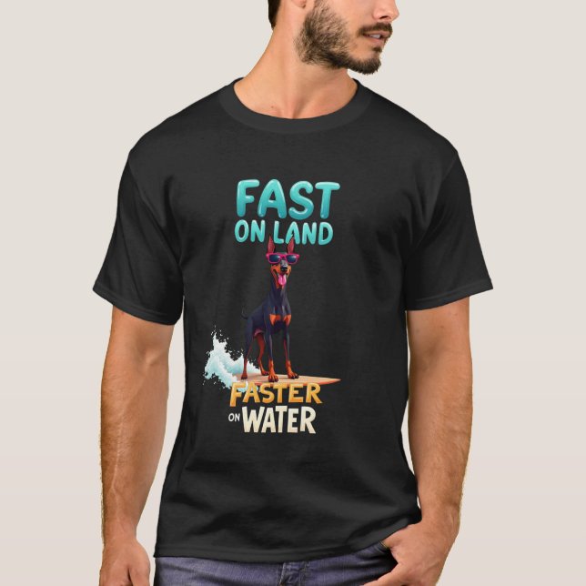 Cooler Dobermann Pinscher Surferhund T-Shirt (Vorderseite)