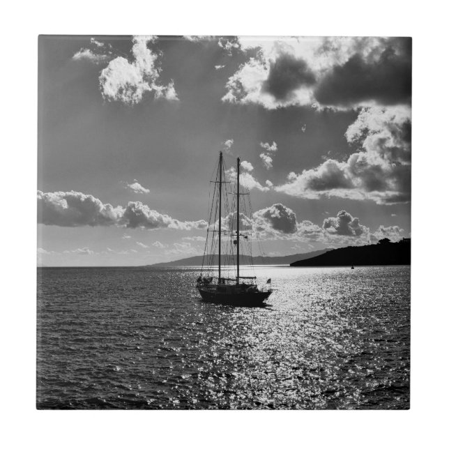 Cooler dramatischer Himmel über Yacht auf See Fliese (Vorderseite)