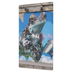 Cooler Frosch zwischen Spray-DosenGraffiti Klemmbrett
