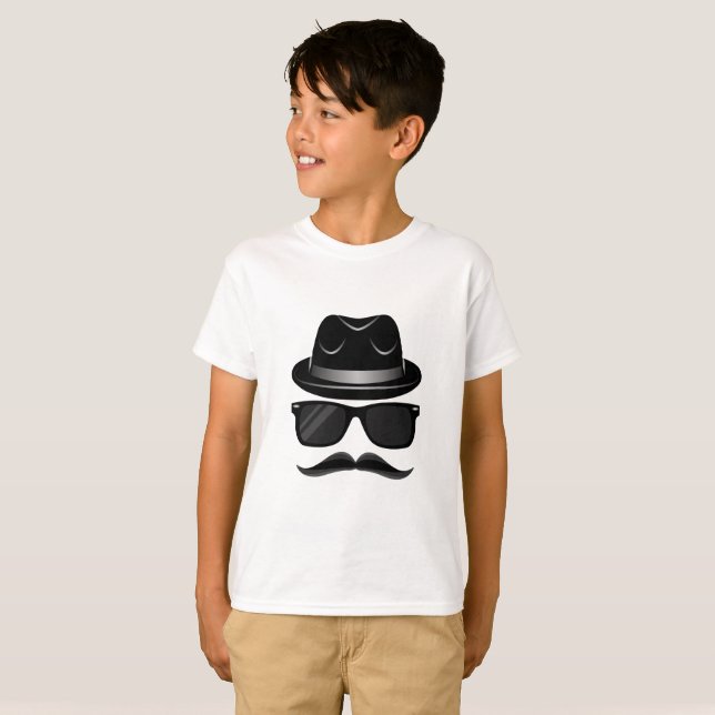Cooler Hipster mit dem Schnurrbart, Hut und T-Shirt (Vorne ganz)