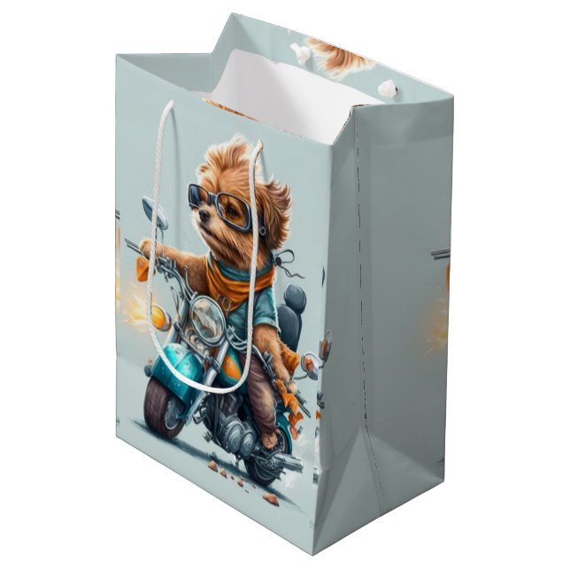 Cooler Hund, der eine Motorradgeschenktasche fährt Mittlere Geschenktüte (Vorderseite Schrägansicht)