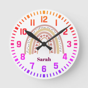 Cooler Individuelle Name Boho Rainbow and Hearts Runde Wanduhr