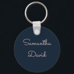 Cooler individuelle Name in Blau und Rosa Schlüsselanhänger<br><div class="desc">Ein cooler personalisierter Schlüsselanhänger mit Ihrem Namen in rosa Set auf elegantem,  blauen Marinefarben Hintergrund. Jetzt anpassen,  um Ihren Namen hinzuzufügen.</div>