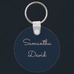 Cooler individuelle Name in Blau und Rosa Schlüsselanhänger<br><div class="desc">Ein cooler personalisierter Schlüsselanhänger mit Ihrem Namen in rosa Set auf elegantem,  blauen Marinefarben Hintergrund. Jetzt anpassen,  um Ihren Namen hinzuzufügen.</div>