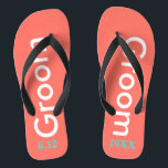Cooler Korallenriff Flip Flops<br><div class="desc">Groom ist in weißem Text vor hellem Korallenhintergrund geschrieben. Personalisieren Sie mit dem Datum der Hochzeit in türkisblau. Cooles Strandziel oder Flitterwochen flip Flops. Originale Entwürfe von TamiraZDesign.</div>