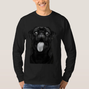 Cooler Mops, der die Zunge draußen in der verspiel T-Shirt