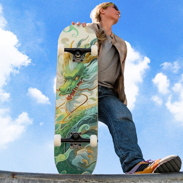 Cooler Mythischer Grüner Drache in Wolken Skateboard (Von Creator hochgeladen)