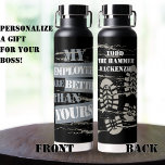 Cooler Name des Boss Trinkflasche<br><div class="desc">Gib diese lustige Wasserflasche deinem Chef als Geschenk, und du bist ihnen nicht wirklich ein Kompliment... In einem Schriftart gedruckt: "Meine Mitarbeiter sind besser als deine." Dies ist eine Wasserflasche von hervorragender Qualität, die Sie mit dem Namen und/oder Spitznamen Ihres Chefs personalisieren können. Ideal für einen Bauleiter oder jeden, der...</div>
