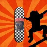 Cooler niedlicher Mops Skateboard<br><div class="desc">Hallo, ich stolperte einfach über die unglaublichsten Schachbretter und ich kann meine Begeisterung nicht eindämmen! Stellen Sie sich ein atemberaubendes Schwarz-Weiß-Schachbrett-Design vor, das nicht nur stilvoll, sondern auch bezaubernde geometrische Formen aufweist. Es ist perfekt für Kinder, die gewollt haben, sich beim Reiten hervorzuheben. Und hier ist der niedlichste Teil -...</div>