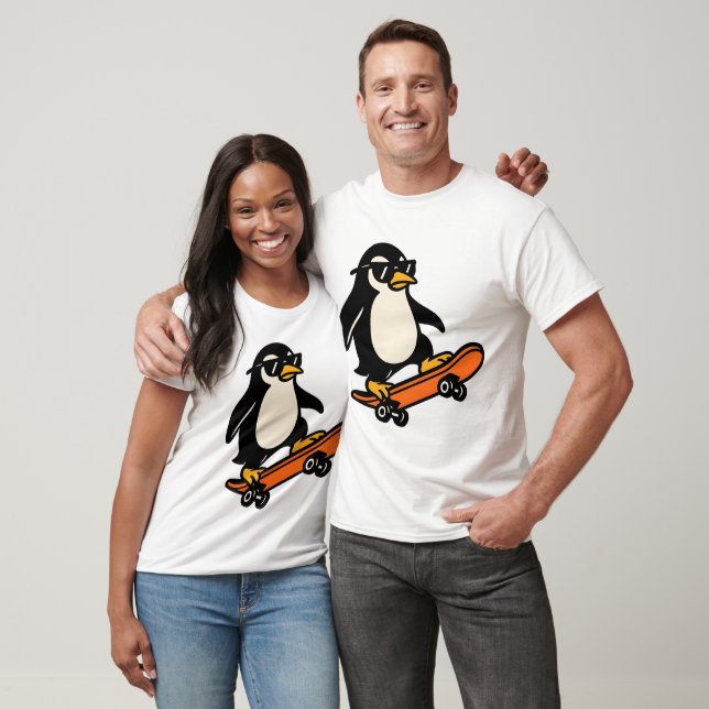 Cooler Pinguin auf Skateboard T-Shirt (Unisex)