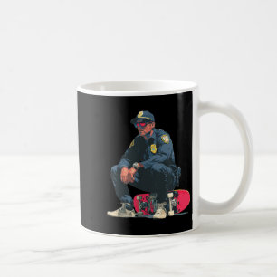 Cooler Polizist mit Sonnenbrille und Skateboard fü Kaffeetasse