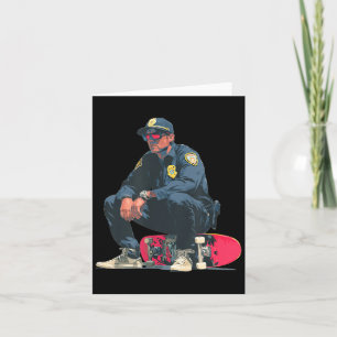 Cooler Polizist mit Sonnenbrille und Skateboard fü Karte