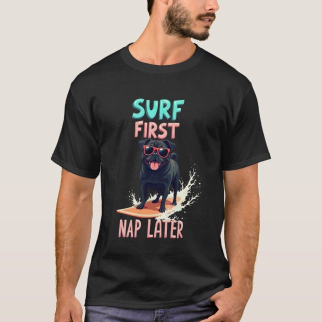 Cooler Pug-Surfer-Hund T-Shirt (Vorderseite)