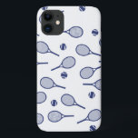Cooler Red Retro Racquets Pattern Tennisspieler Case-Mate iPhone Hülle<br><div class="desc">Klassische Elegante Minimal Navy Blue Tennis Rackets Muster für ihn | Summer Pastel Tennis Court. Geschenk für Tennisspieler, Marinebarmaturenspiel auf weißem Hintergrund. Personalisiertes Geschenk für einen Tennisspieler. Trendy Tennisspieler Wohngestaltung. Moderne Tennisspielgeschenke. Cooles Retro-Geschenk für Ihren Tennistrainer oder das Tennisteam der Schule! Junge, Männer, Mann Tennisspieler Geburtstagsgeschenk Idee Schläger und Kugeln...</div>