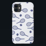 Cooler Red Retro Racquets Pattern Tennisspieler Case-Mate iPhone Hülle<br><div class="desc">Klassische Elegante Minimal Navy Blue Tennis Rackets Muster für ihn | Summer Pastel Tennis Court. Geschenk für Tennisspieler, Marinebarmaturenspiel auf weißem Hintergrund. Personalisiertes Geschenk für einen Tennisspieler. Trendy Tennisspieler Wohngestaltung. Moderne Tennisspielgeschenke. Cooles Retro-Geschenk für Ihren Tennistrainer oder das Tennisteam der Schule! Junge, Männer, Mann Tennisspieler Geburtstagsgeschenk Idee Schläger und Kugeln...</div>