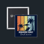 Cooler Retro Beach Urlaub Custom Navy Blue<br><div class="desc">Personalisierter marineblauer Strandknopf sorgt für Ihren Familienausflug nach Hawaii,  Florida oder anderen tropischen Inseldestinationen. Coole Palmen versetzen sich gegen die Retrofarben Orange und Gelb über Ihrem individuellen Urlaubsnamen in weißer Schrift. Matching Geschenke sind ideal für Gruppen,  die eine Kreuzfahrt oder einen Ausflug an der Küste unternehmen.</div>