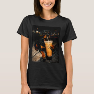 Cooler Rottweiler, der eisgekühlten Kaffee trinkt, T-Shirt